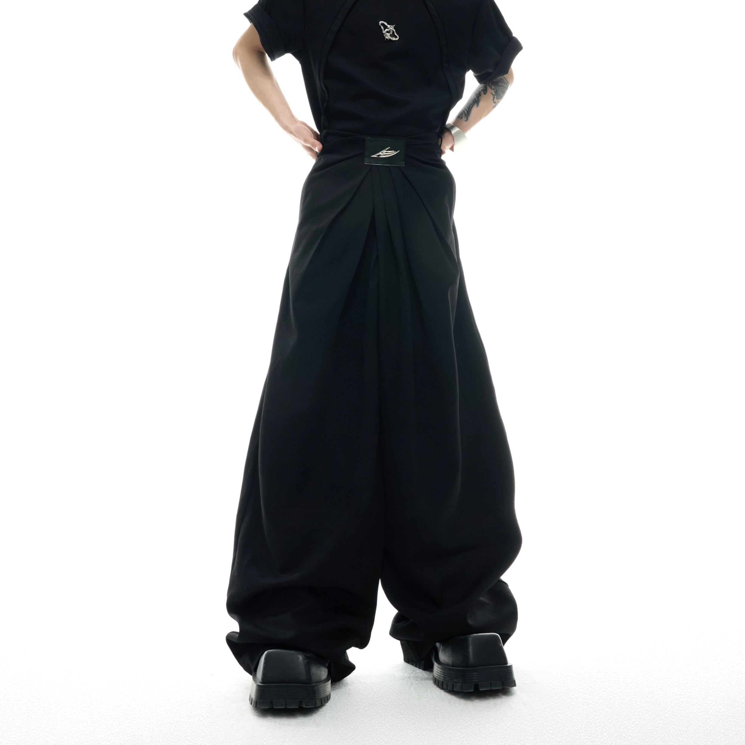 Retro pleated wide-leg pants showcasing a buttery-smooth zipper for flawless functionality
