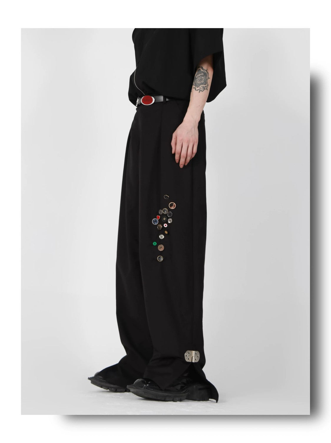 desc::metal-button-split-hem-wide-leg-relaxed-trousers-detail-img-3