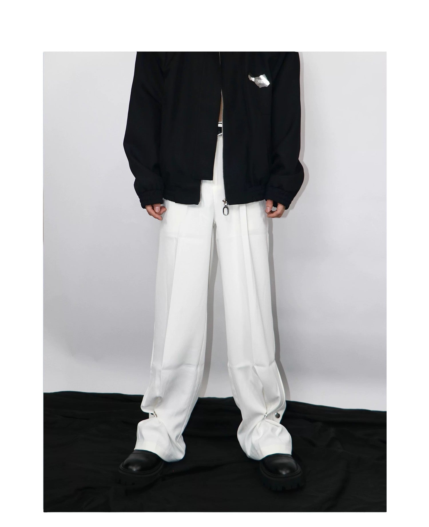 desc::minimalist-metal-button-straight-leg-trousers-detail-img-4