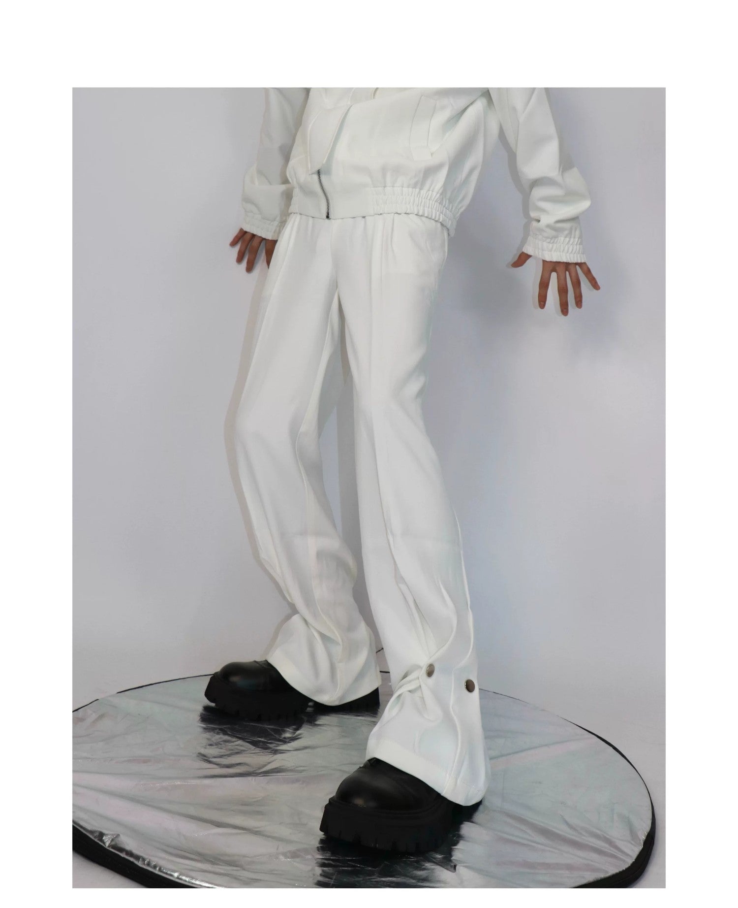 desc::minimalist-metal-button-straight-leg-trousers-detail-img-6
