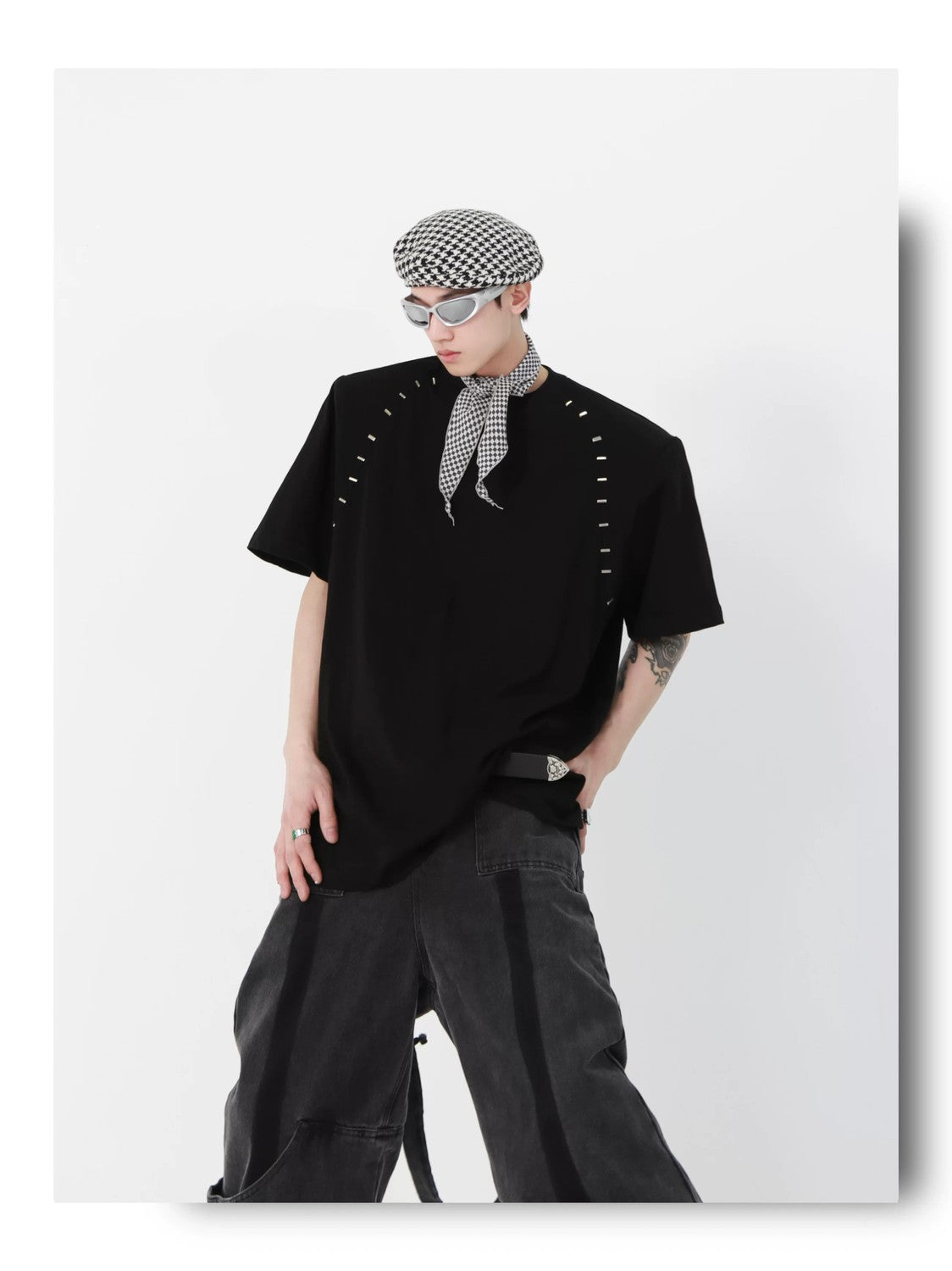 desc::padded-shoulder-metal-bead-boxy-tee-unisex-streetwear-detail-img-11