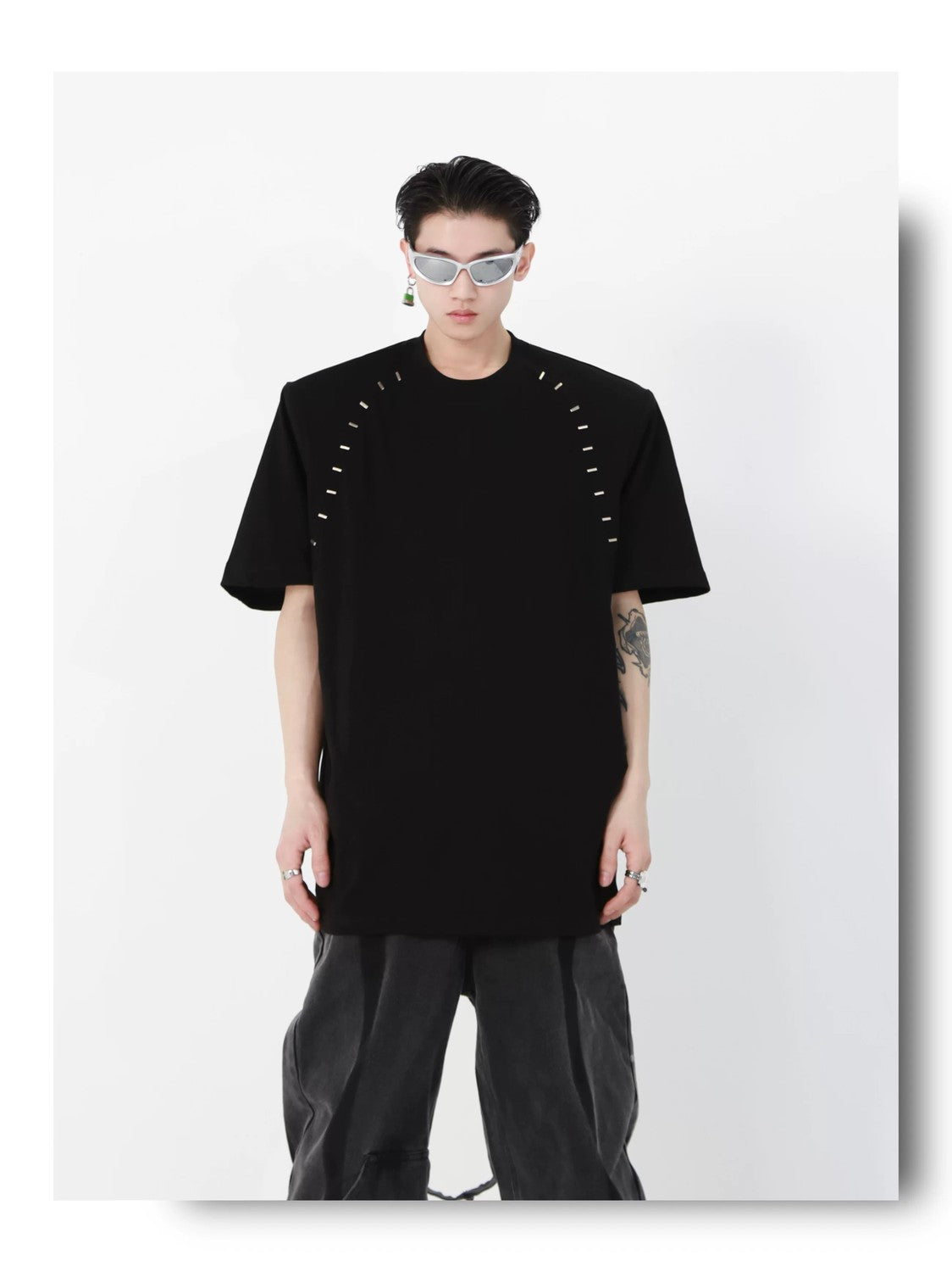 desc::padded-shoulder-metal-bead-boxy-tee-unisex-streetwear-detail-img-8