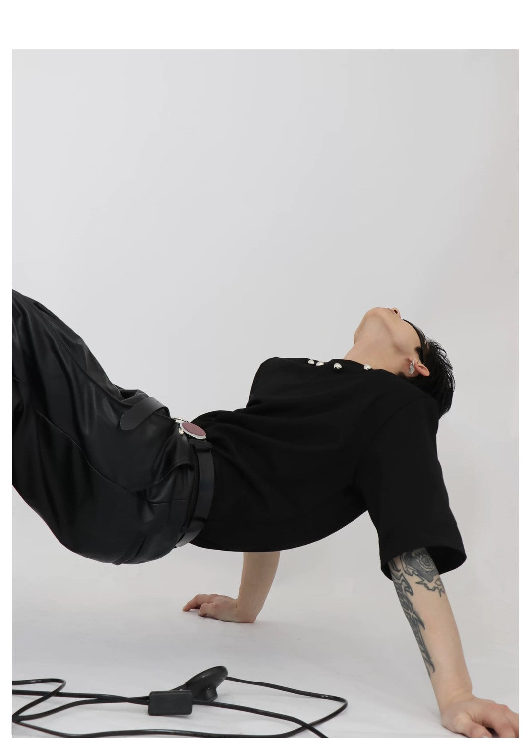 desc::padded-shoulder-metal-bead-punk-tee-loose-fit-detail-img-11