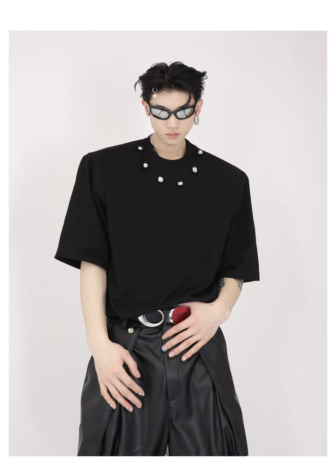 desc::padded-shoulder-metal-bead-punk-tee-loose-fit-detail-img-5