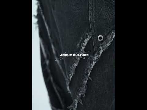 360-degree video showcasing the vintage washed look and raw hem details of these distressed carpenter jeans
