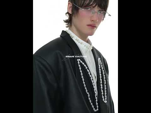 360-degree video showcasing the structured silhouette and pearl embellishments of this peak lapel blazer