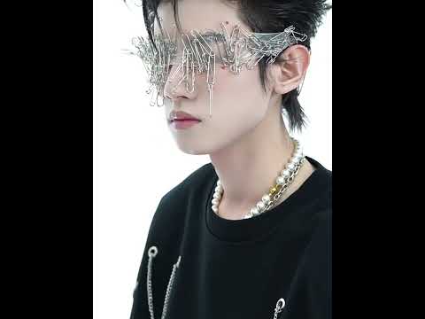 360-degree video showcasing the deconstructed chain patchwork design and shoulder details of this premium cotton streetwear tee