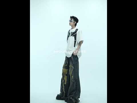 360-degree video showcasing the unique deconstructed design and 3D relief details of this streetwear oversized tee