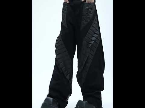 360-degree video showcasing the movement and unique 3D pleats of these avant-garde cargo pants