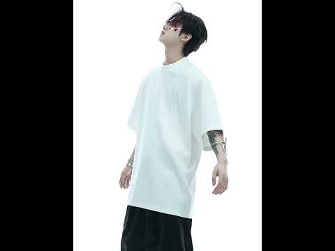 360-degree video showcasing the stylish oversized graphic tee with starburst diamond print from all angles