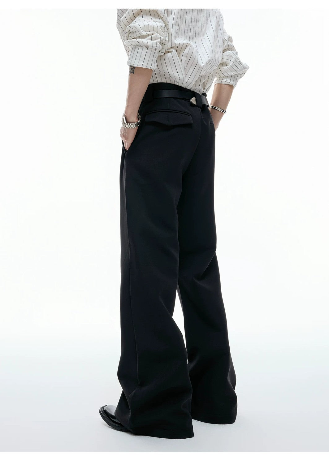 desc::red-lip-graphic-pleated-flare-trousers-detail-img-11