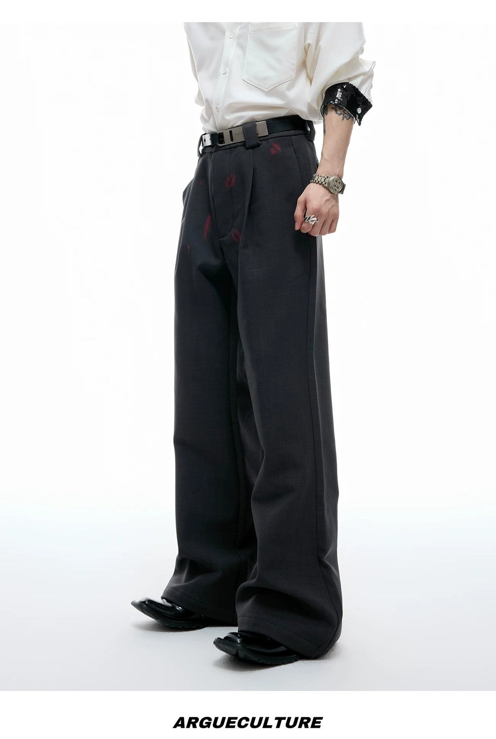 desc::red-lip-graphic-pleated-flare-trousers-detail-img-13