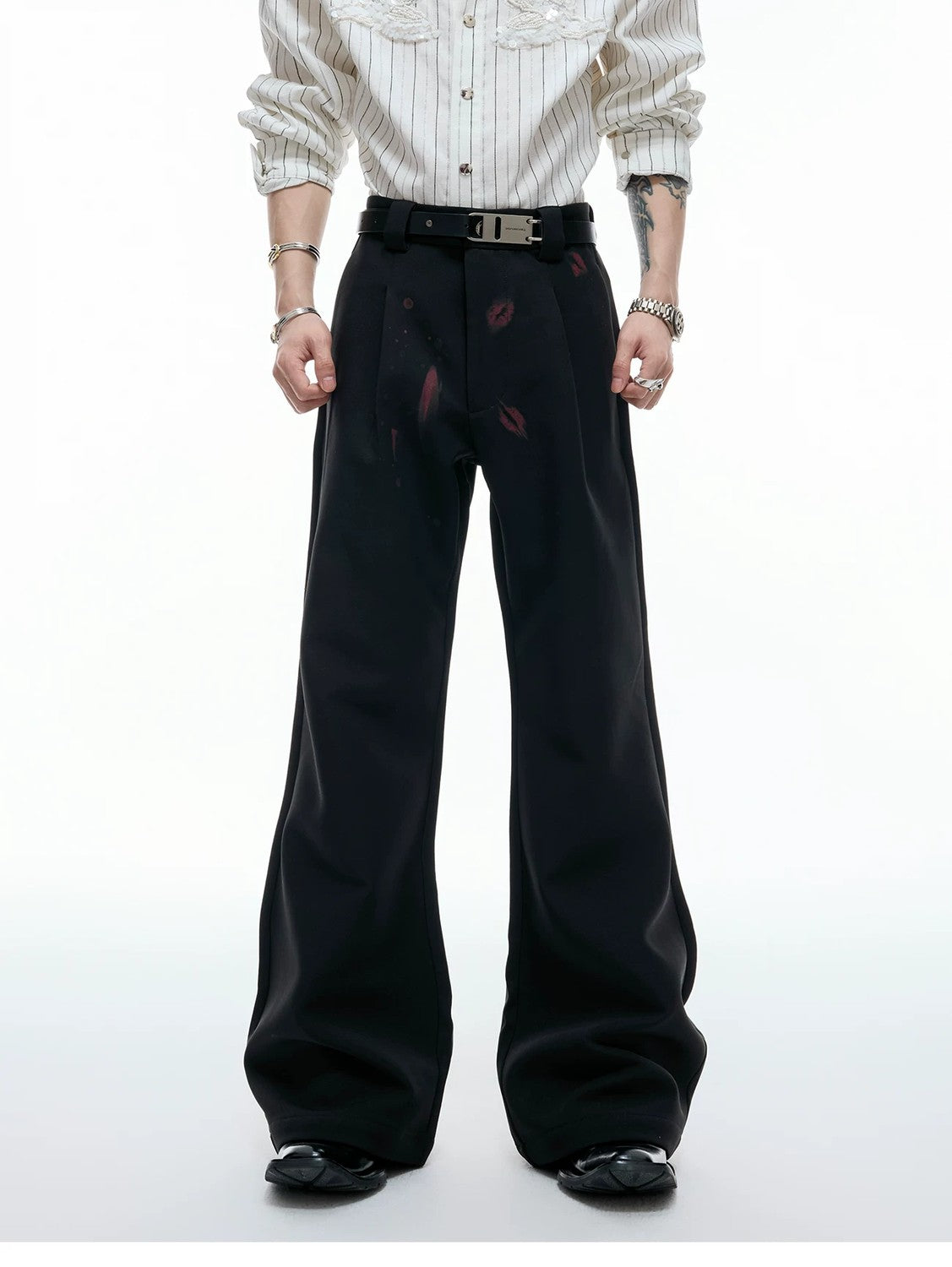desc::red-lip-graphic-pleated-flare-trousers-detail-img-4