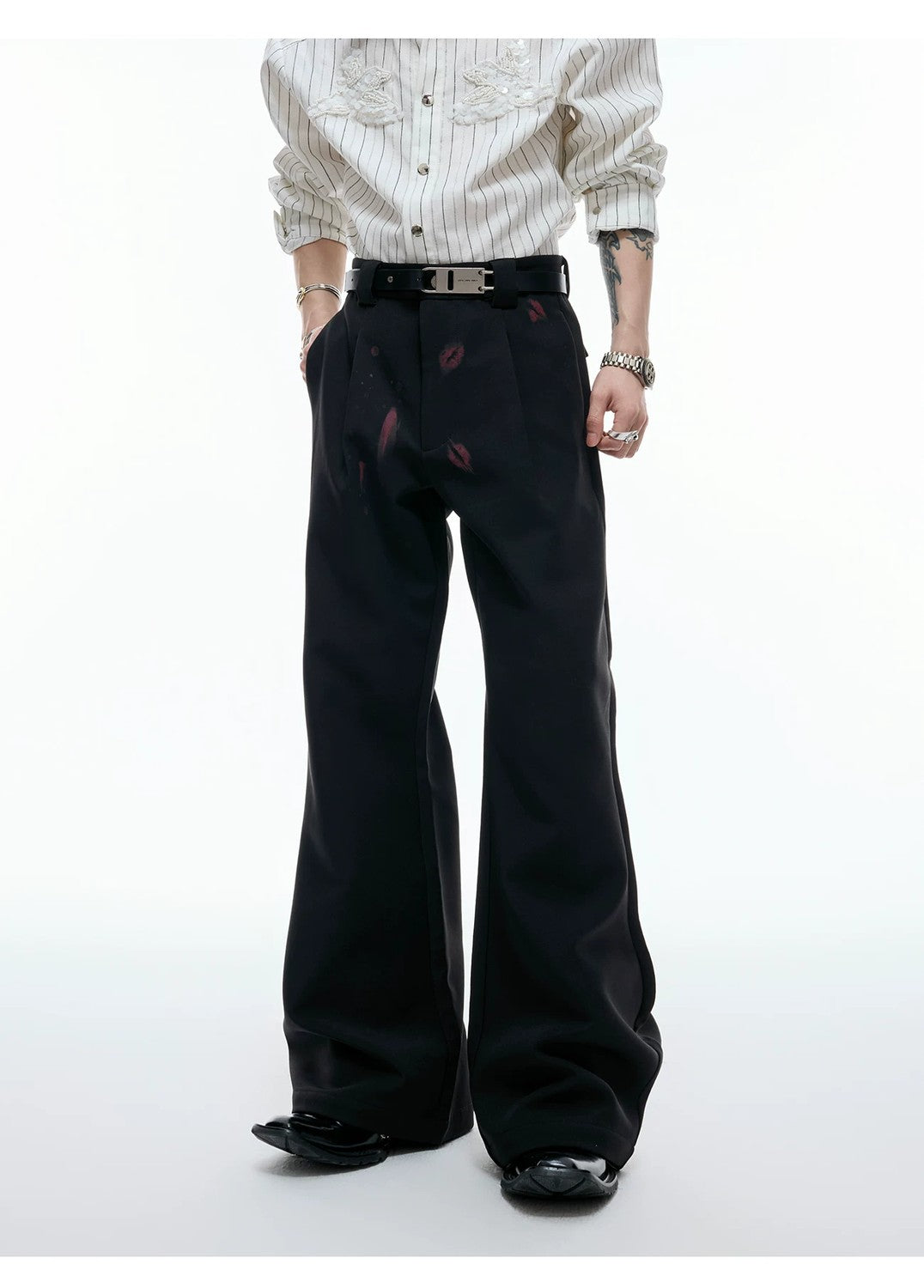 desc::red-lip-graphic-pleated-flare-trousers-detail-img-6