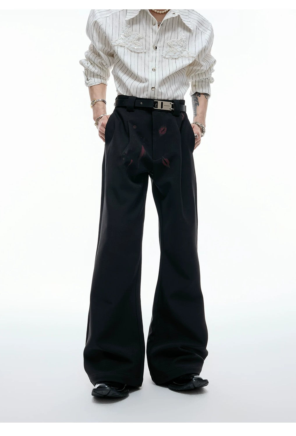 desc::red-lip-graphic-pleated-flare-trousers-detail-img-7