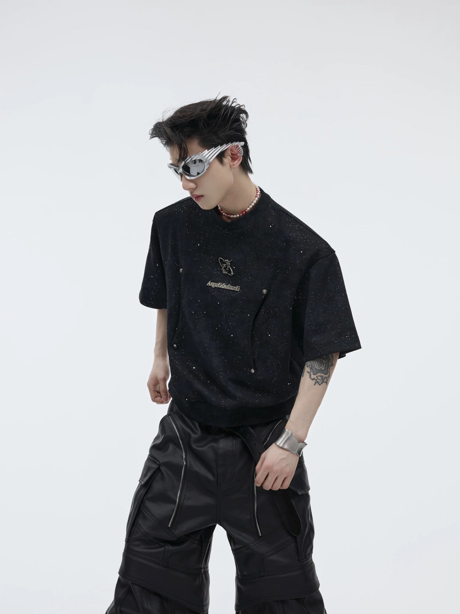 Close up of the industrial metal hardware on the street style tee