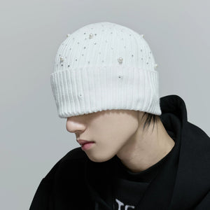 White knitted beanie with pearl details slouchy fit