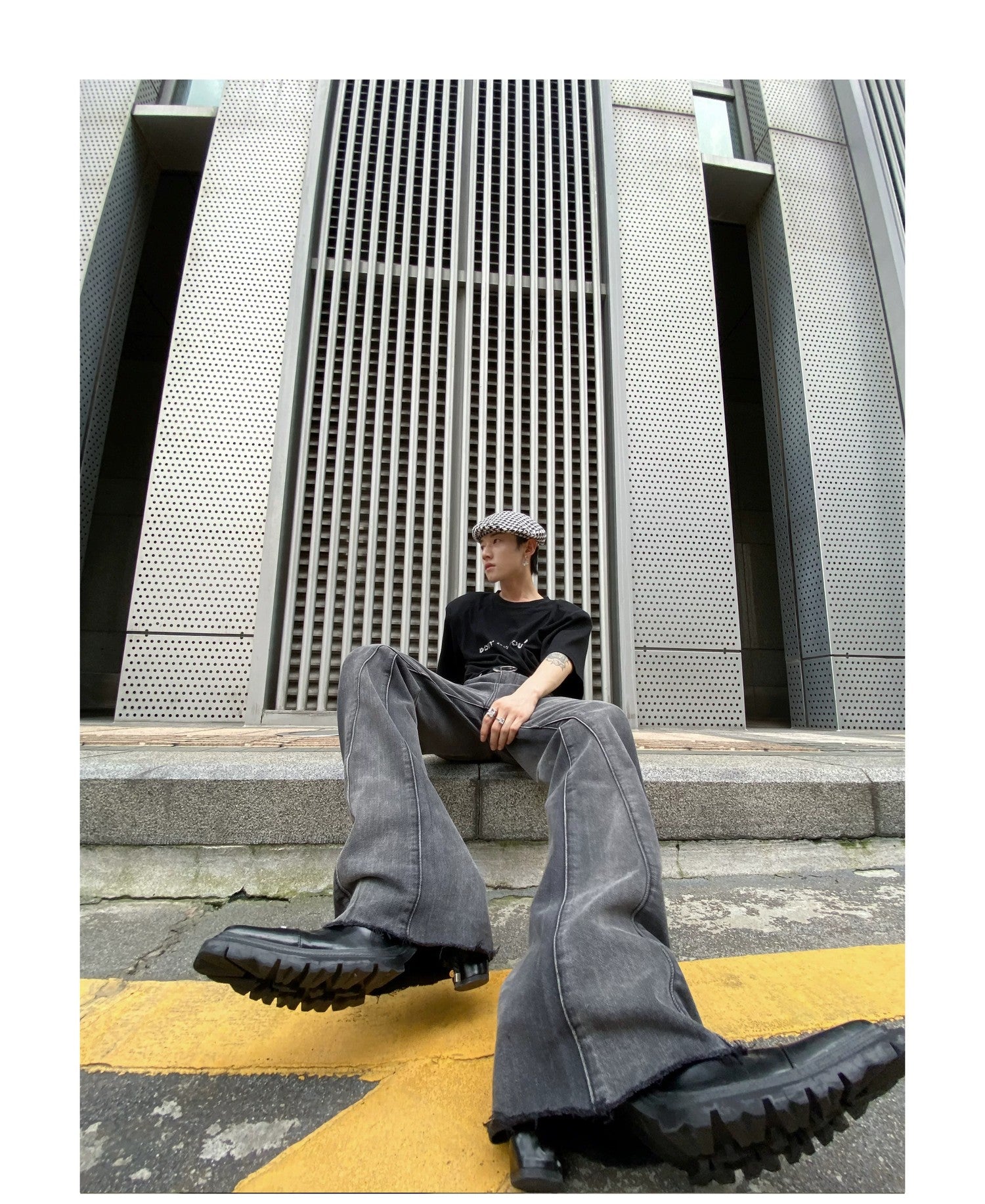 desc::tie-dye-gradient-flared-jeans-with-distressed-hem-detail-img-10