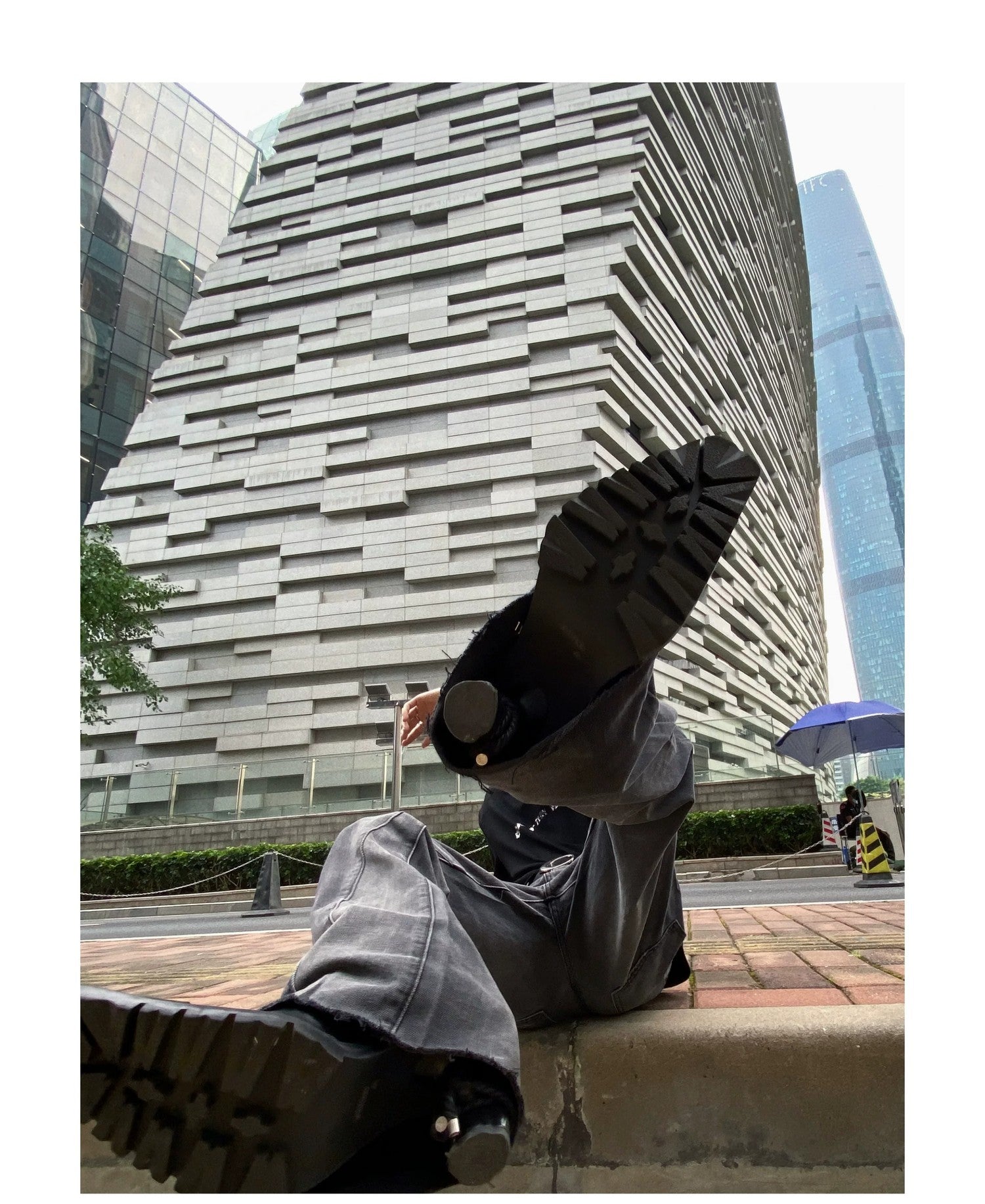 desc::tie-dye-gradient-flared-jeans-with-distressed-hem-detail-img-12