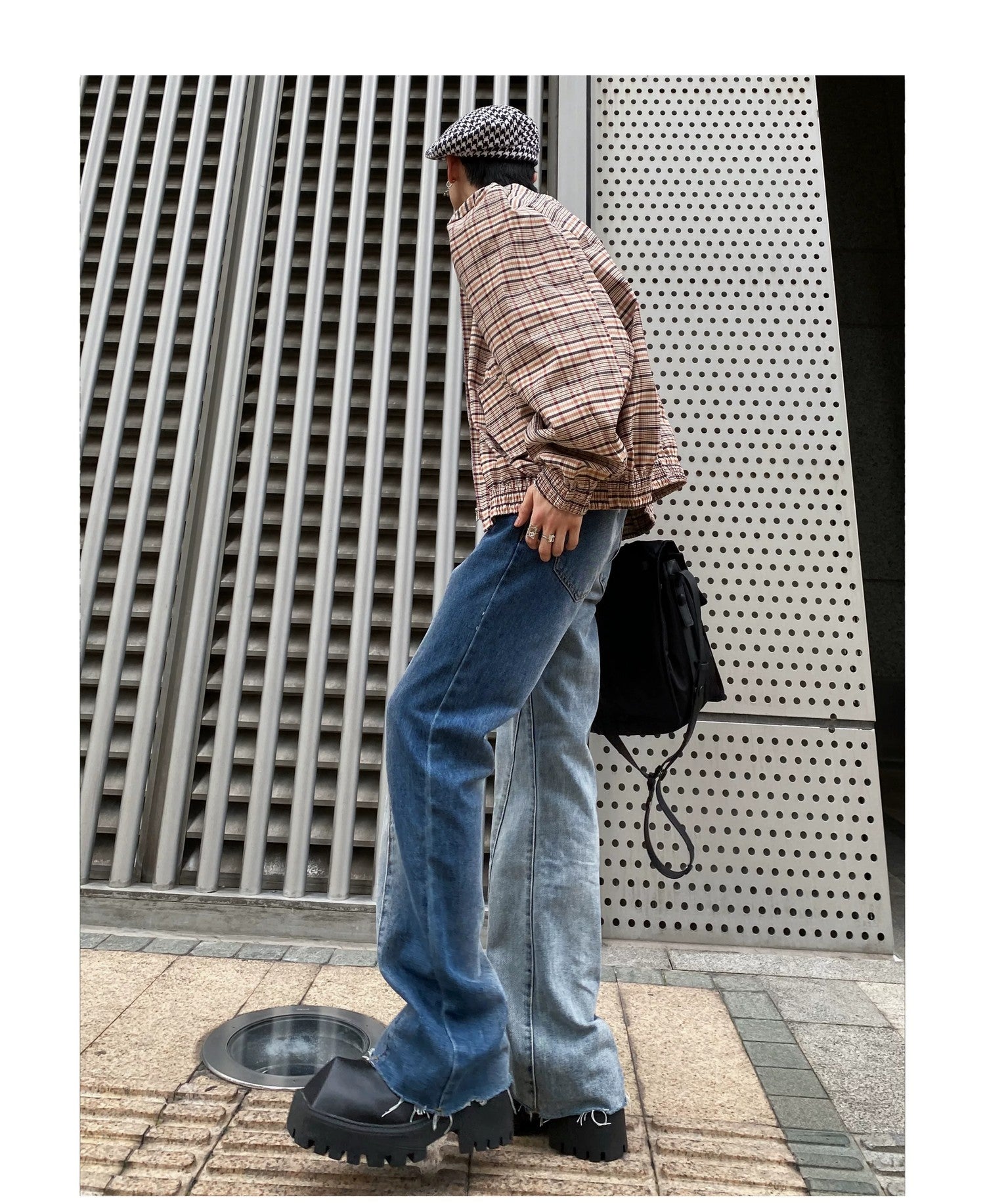 desc::tie-dye-gradient-flared-jeans-with-distressed-hem-detail-img-15