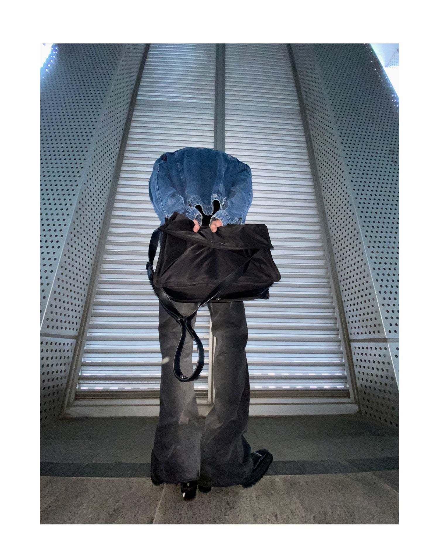 desc::tie-dye-gradient-flared-jeans-with-distressed-hem-detail-img-3