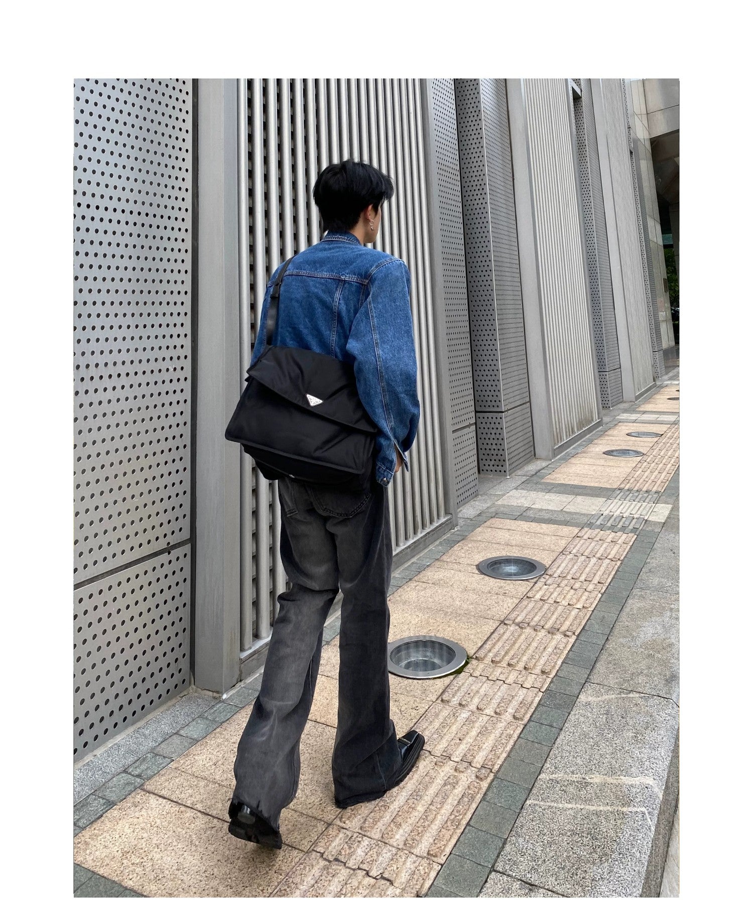 desc::tie-dye-gradient-flared-jeans-with-distressed-hem-detail-img-5