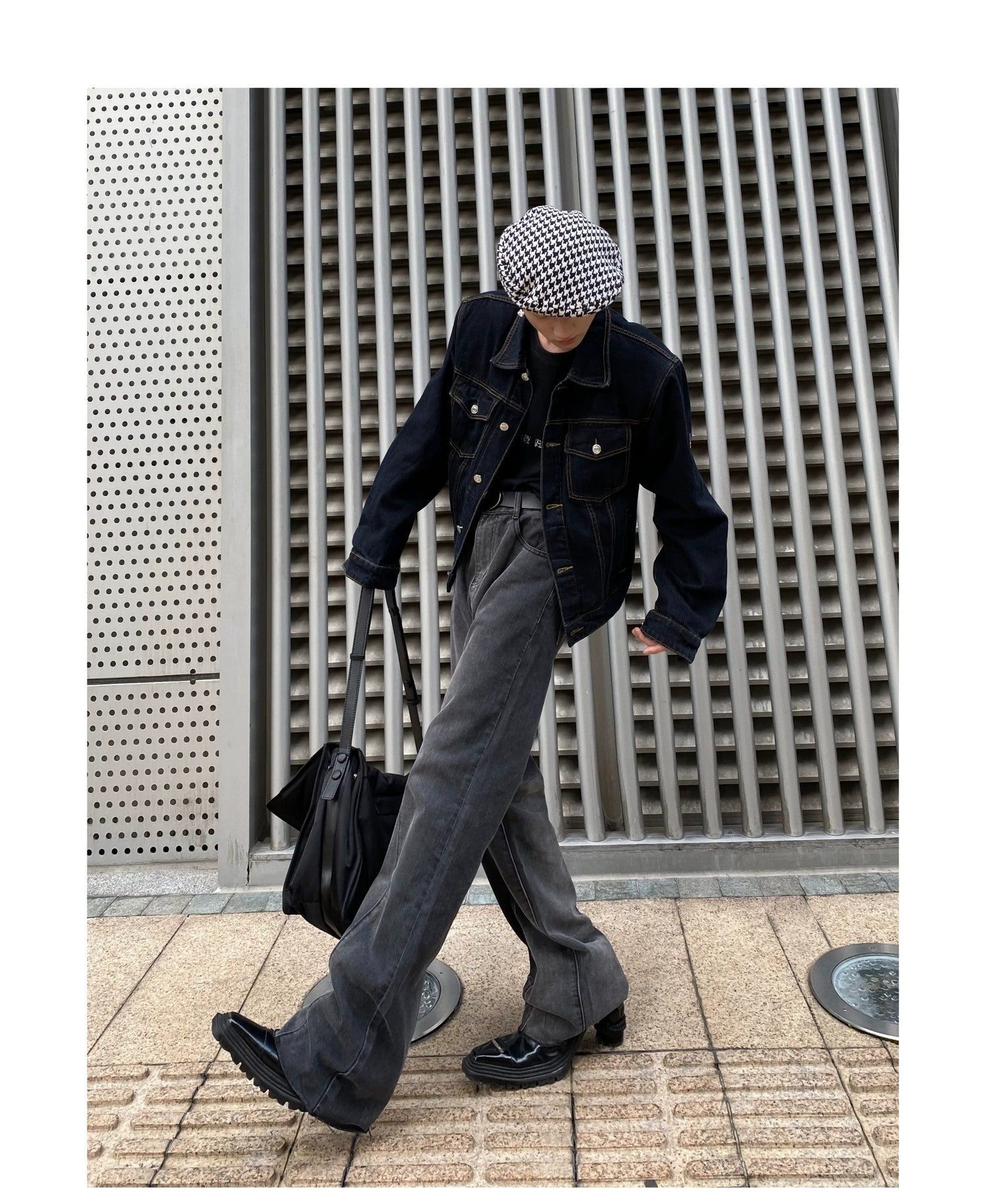 desc::tie-dye-gradient-flared-jeans-with-distressed-hem-detail-img-7