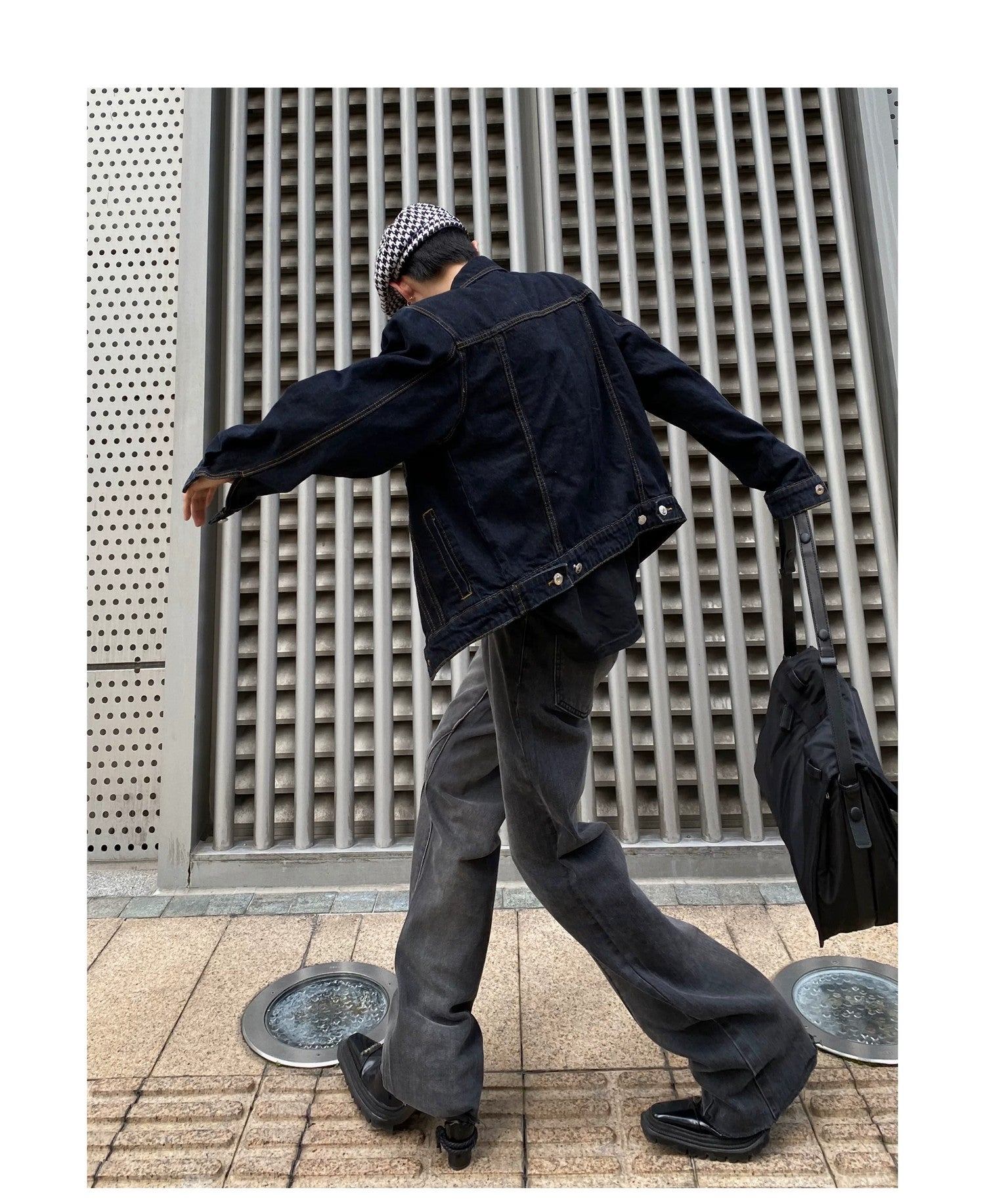 desc::tie-dye-gradient-flared-jeans-with-distressed-hem-detail-img-9