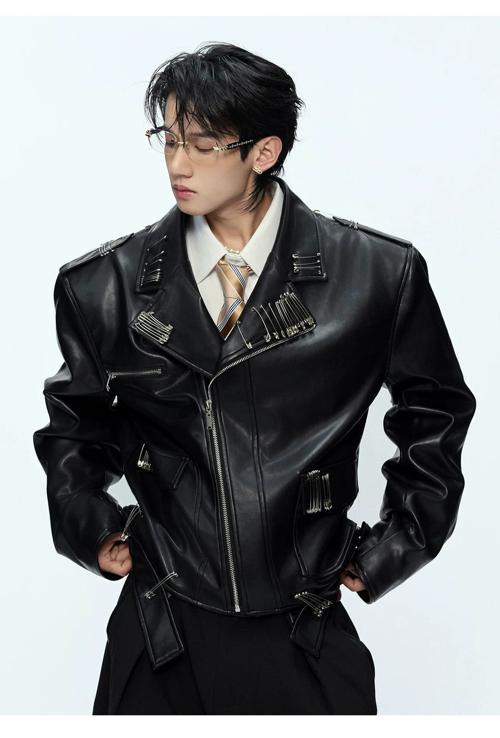 desc::vintage-geisha-graphic-pin-cropped-leather-jacket-detail-img-7
