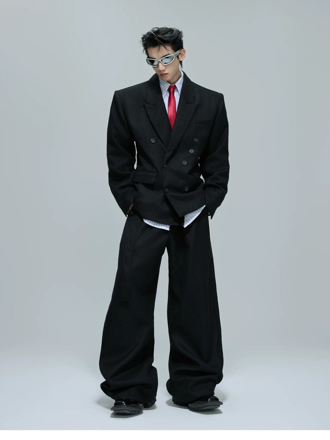 desc::waffle-texture-pearl-accent-oversized-blazer-set-detail-img-2