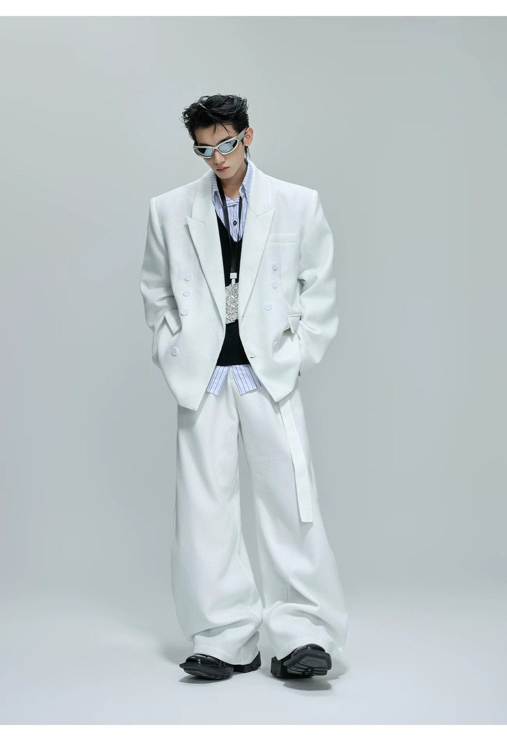 desc::waffle-texture-pearl-accent-oversized-blazer-set-detail-img-5