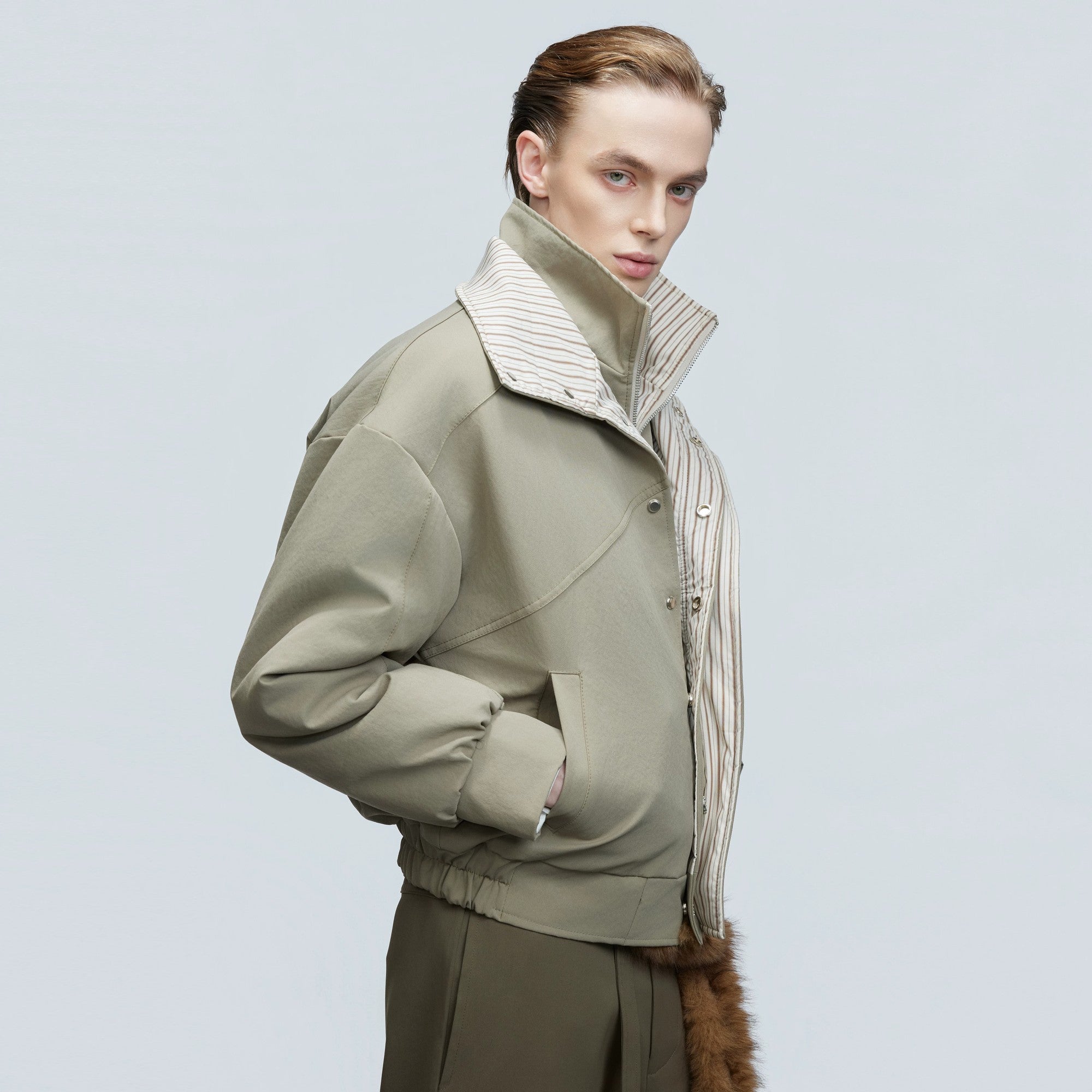 Close up of the vintage striped double-layer collar design