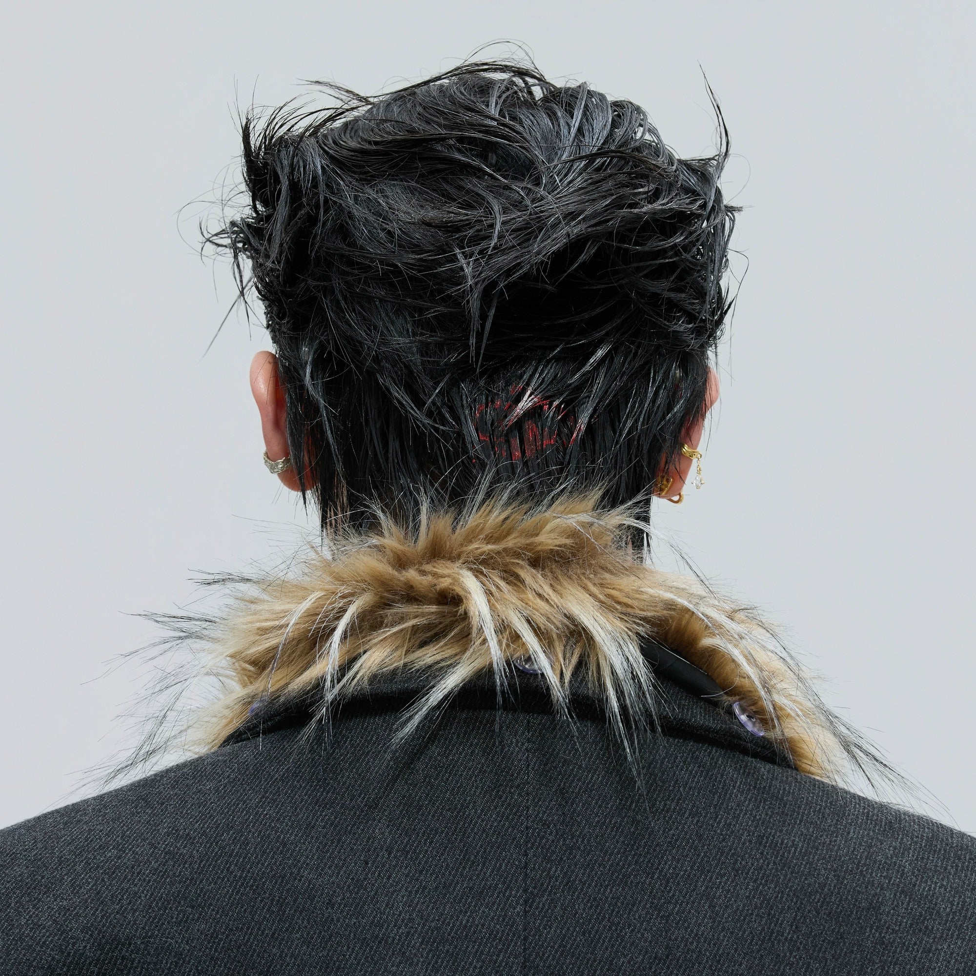 Close-up of the detachable high-quality raccoon fur collar